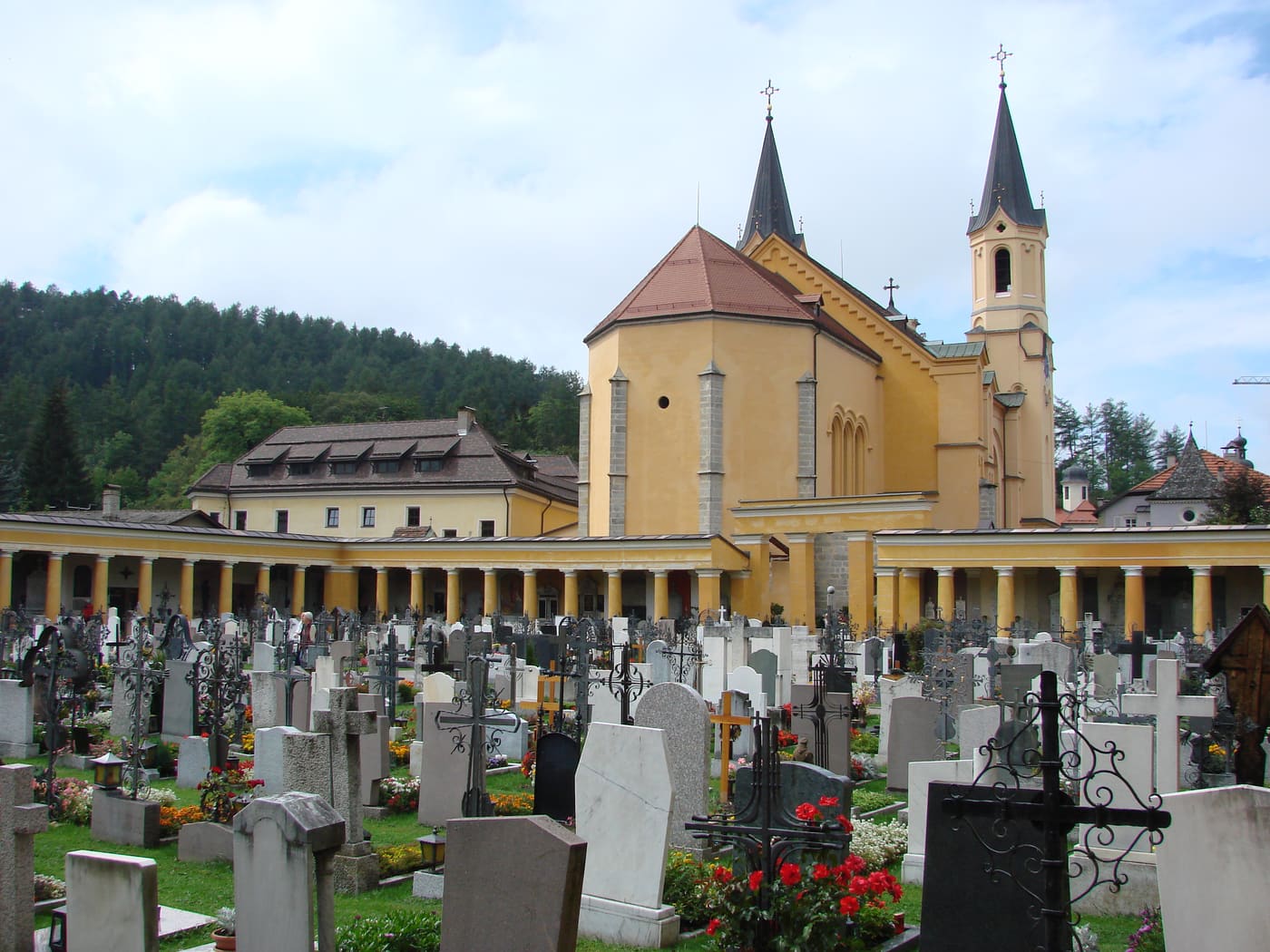 Unsere Liebe Frau mit Friedhofskapelle, Arkaden und Friedhof in Bruneck
