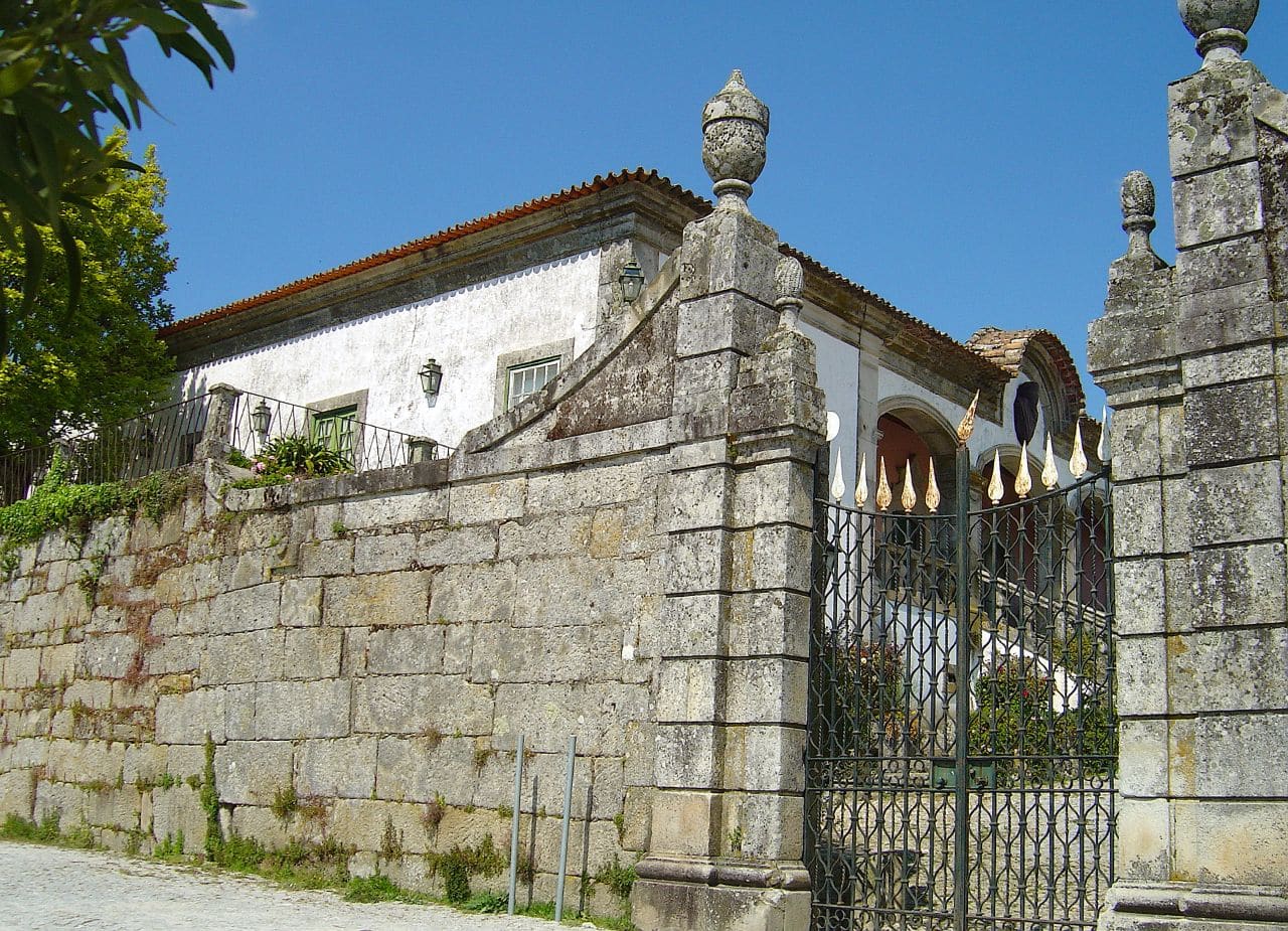 Casa de Almeidinha, com azulejos do século XVIII e os jardins anexos