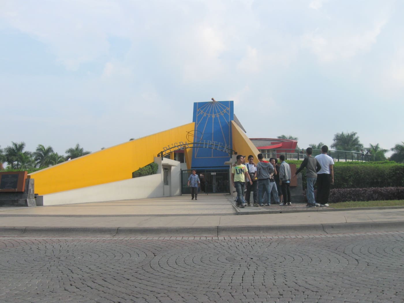 Puspa IPTEK Sundial