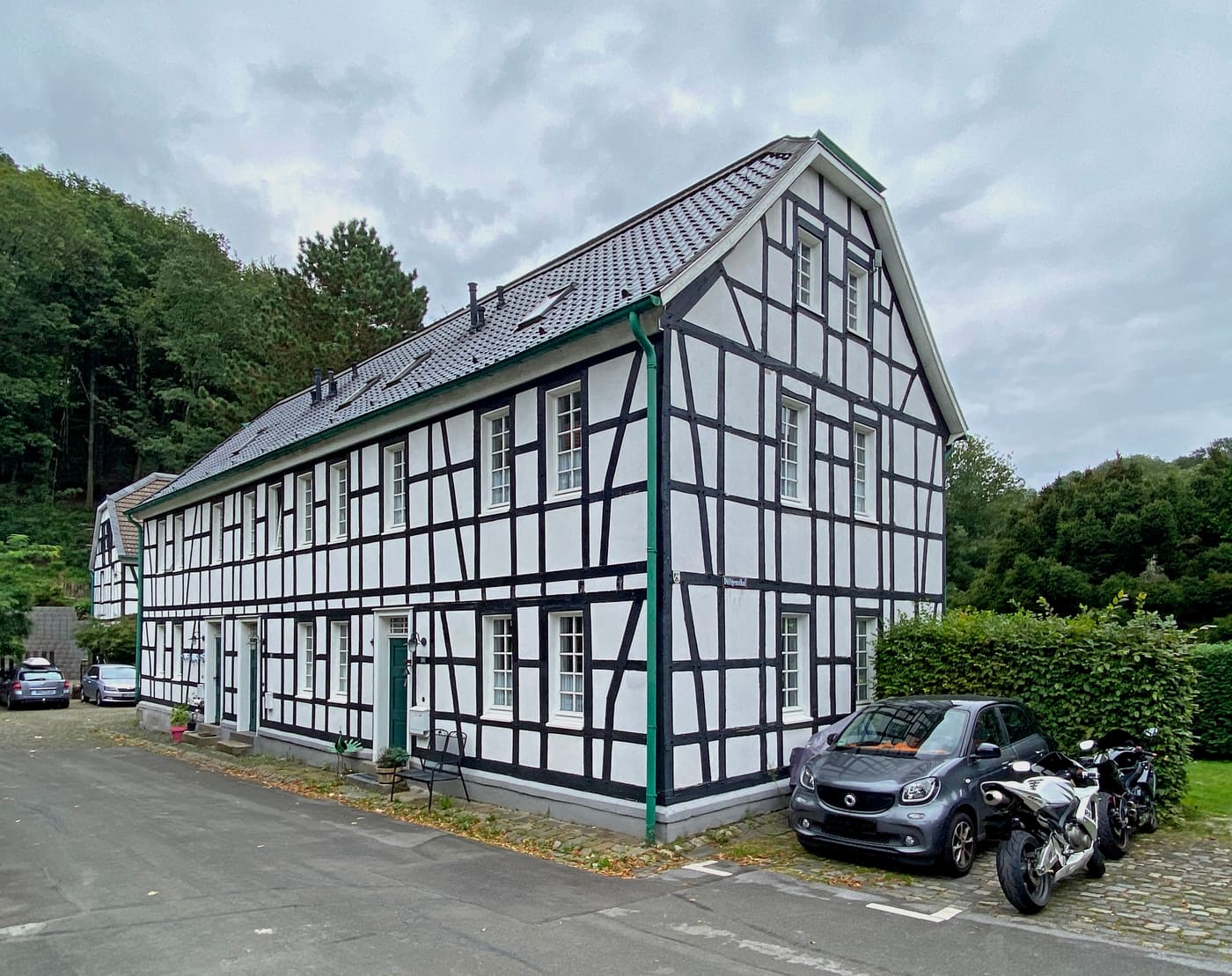Dültgenstaler Straße 105, 107, 109