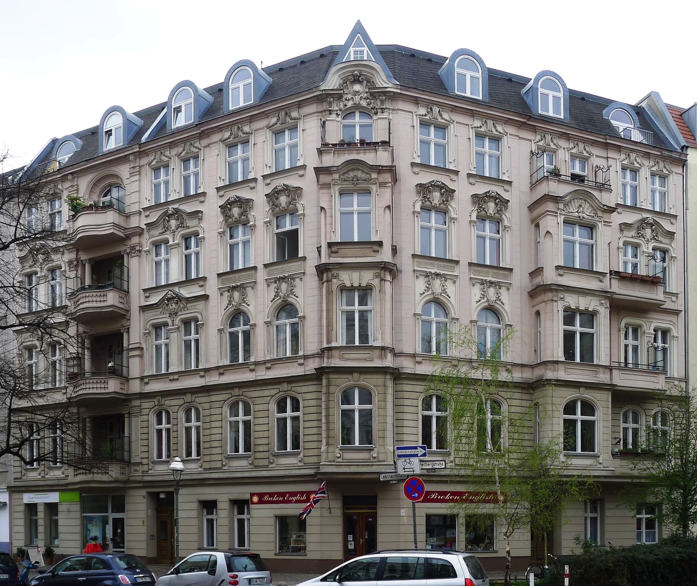 Mietshäuser und Gasleuchten im Straßenraum Leonhardtstraße 3-6, 22-23, Friedbergstraße 1, 6