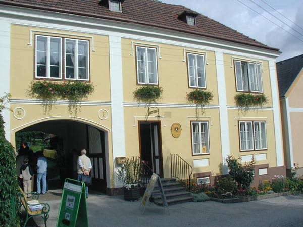 Historical post office Küb