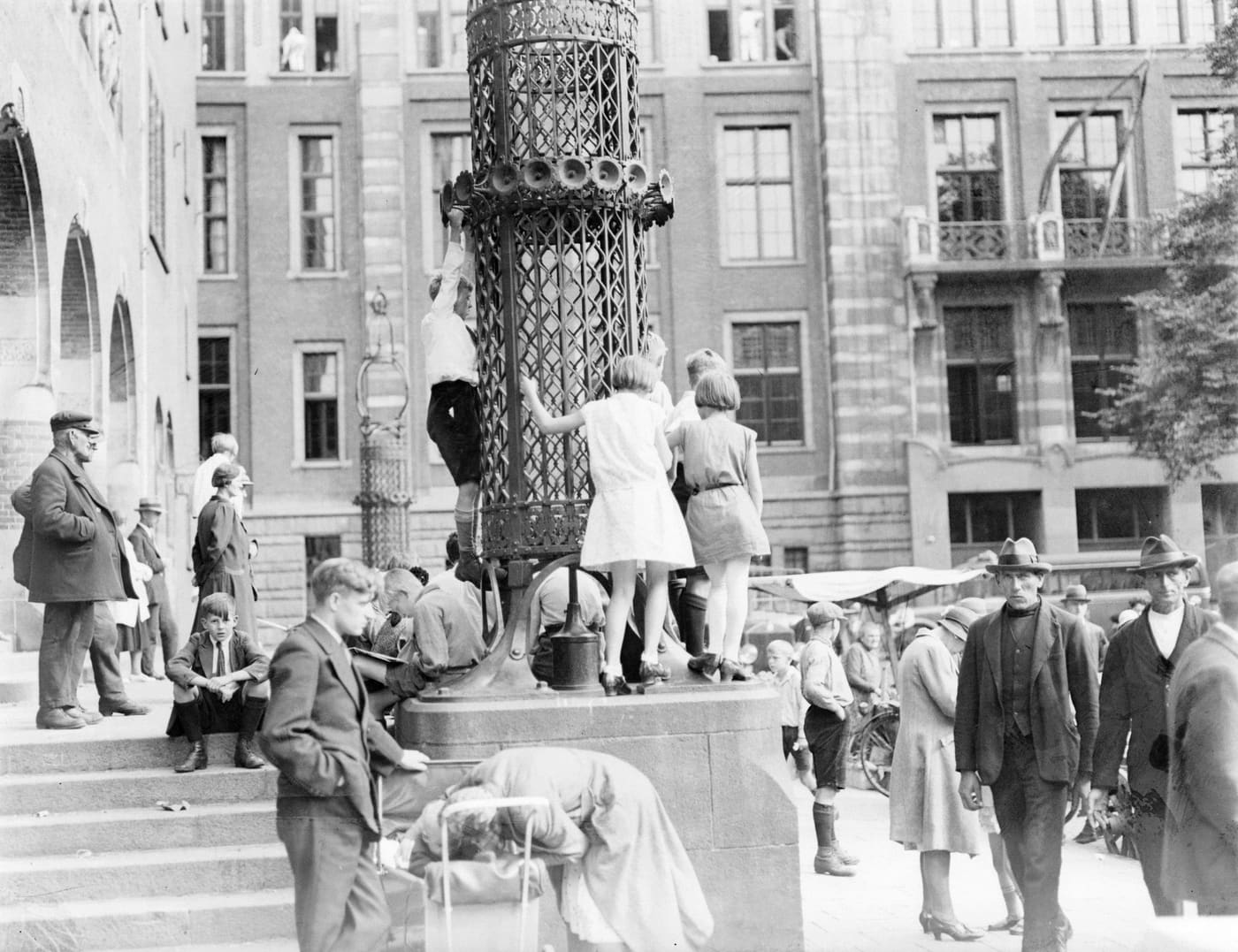 Street lanterns and fountains at Beursplein, Amsterdam