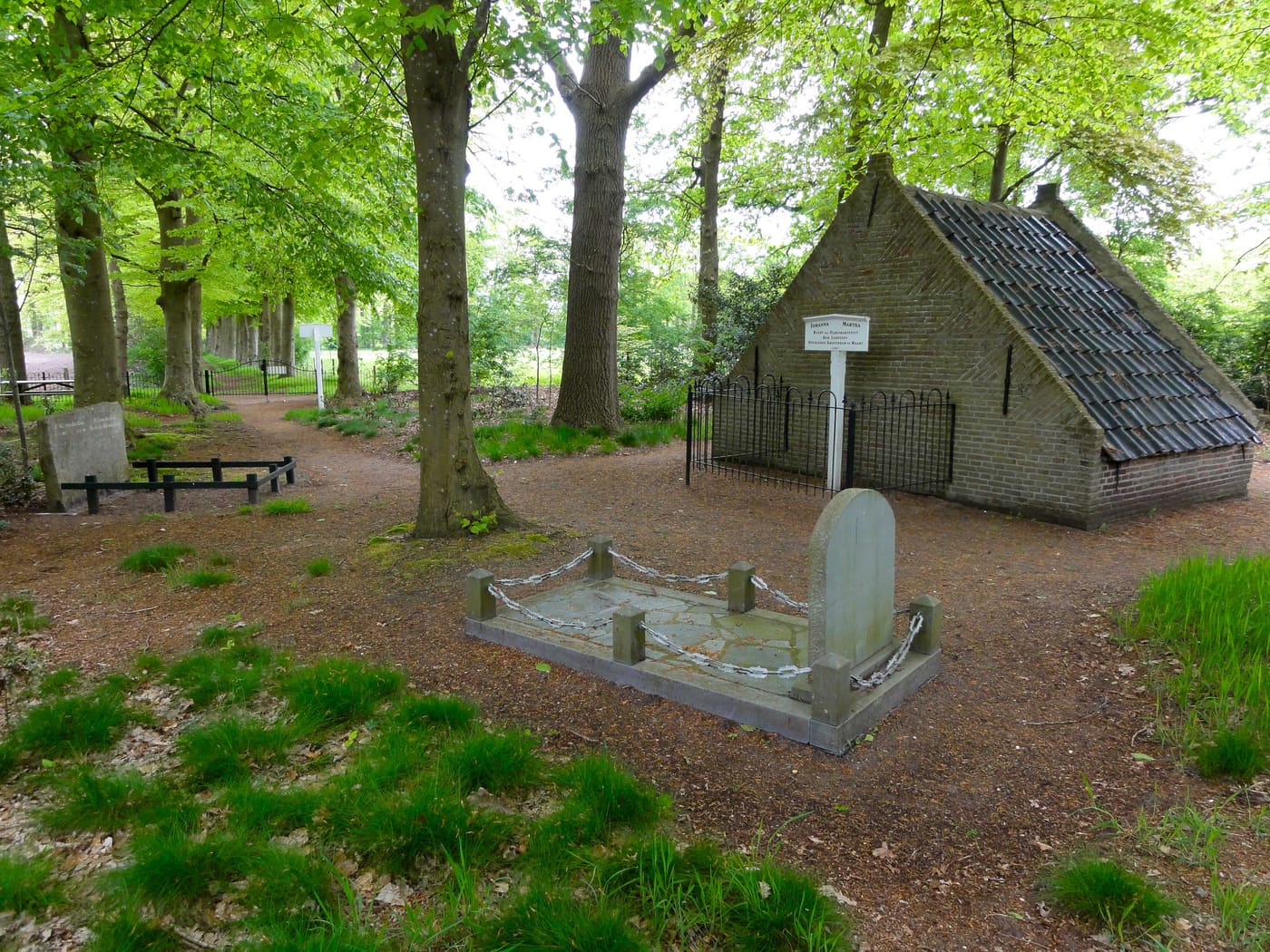 Huis Morren park and graveyard