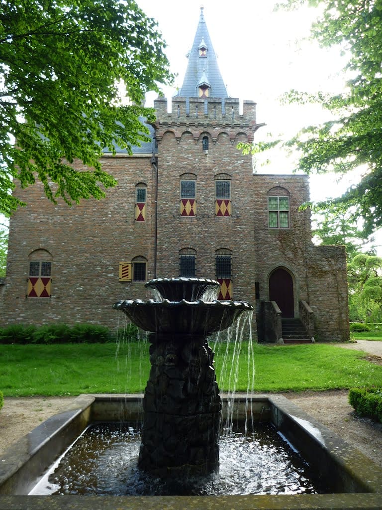 Kasteel Sypesteyn, fountain and garde vases