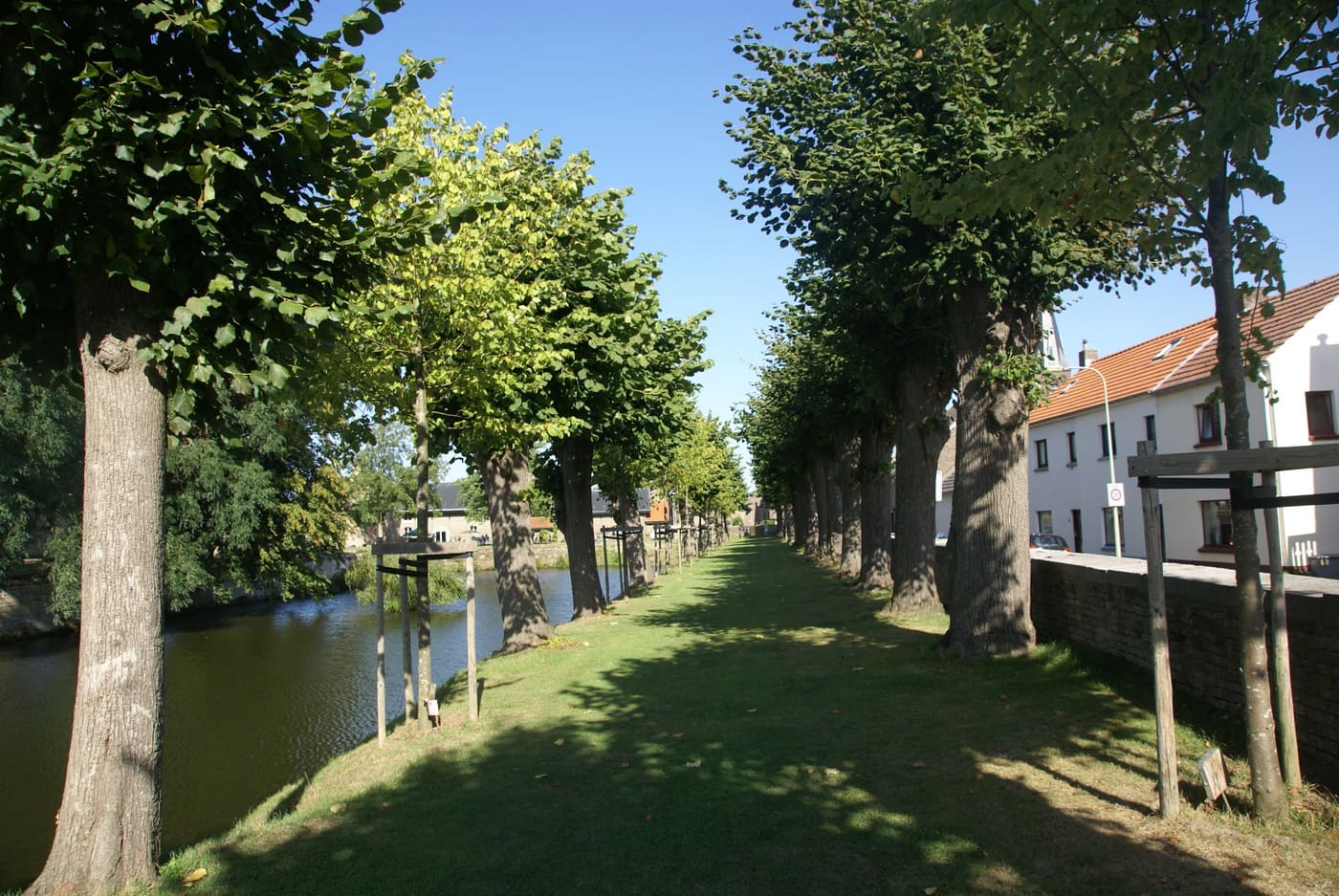 Borgharen Castle: historical landscaping with moated castle grounds, canals and avenues