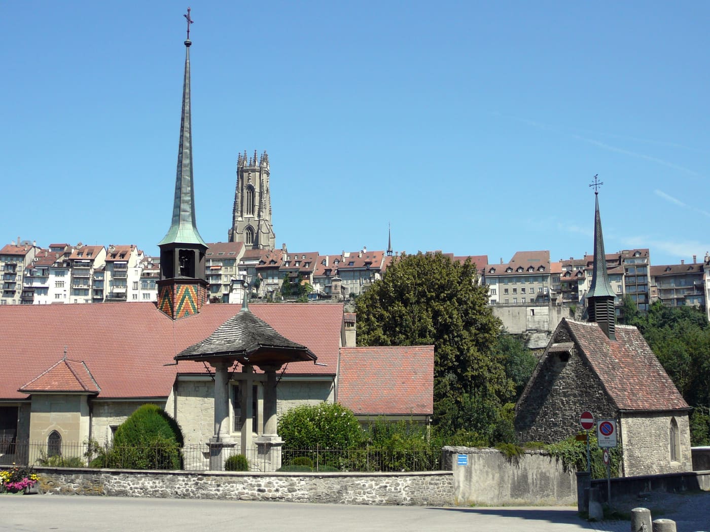 former commendam of the Order of St. John, former hospital, Saint-Jean-Baptiste church, Sainte-Anne ossuary and cemetery oratory.