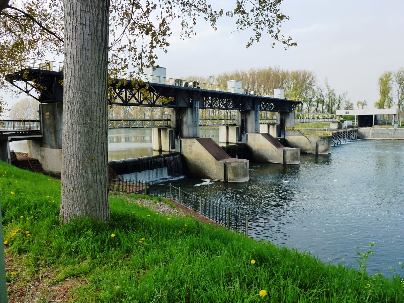 weir and lock complex in Roermond