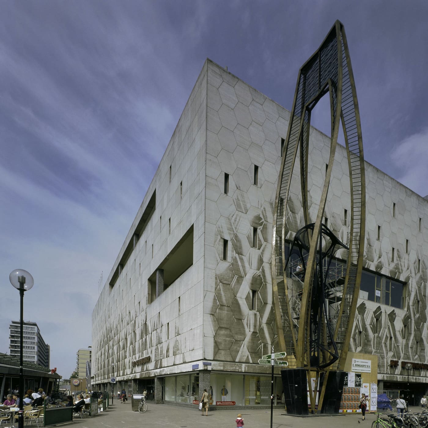 Bijenkorf with sculpture