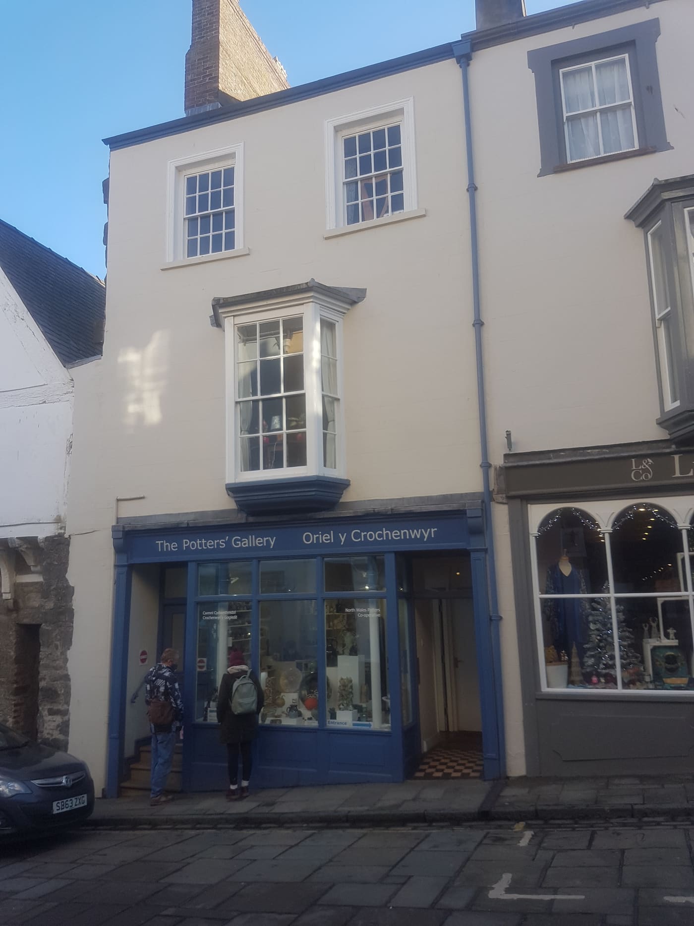 House and Oriel y Crochenwyr (The Potters' Gallery)