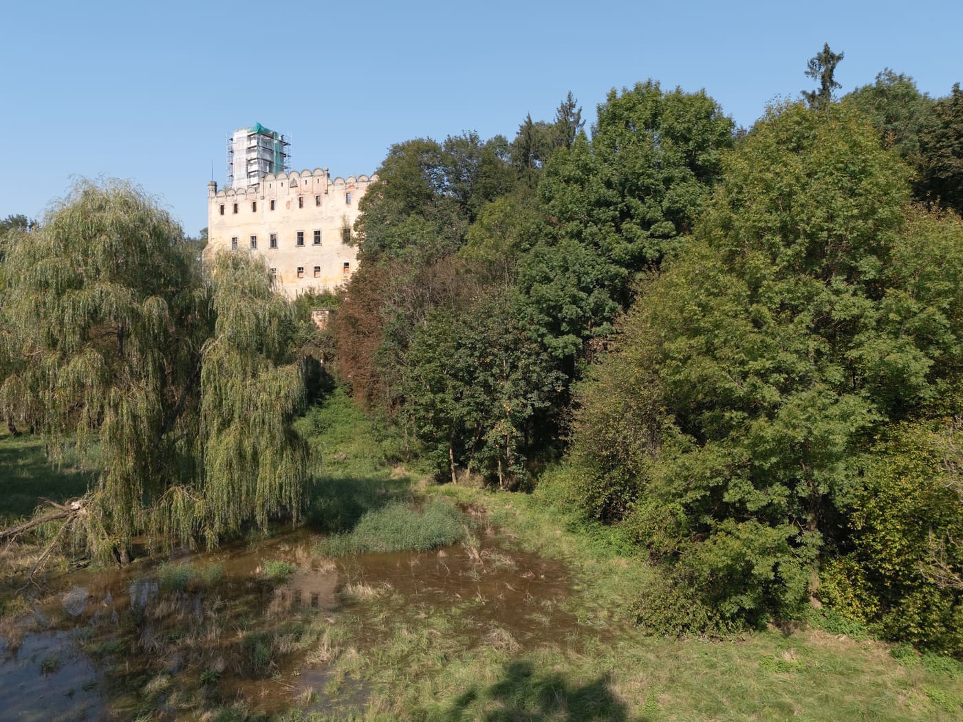 Castle and park in Ratno Dolne