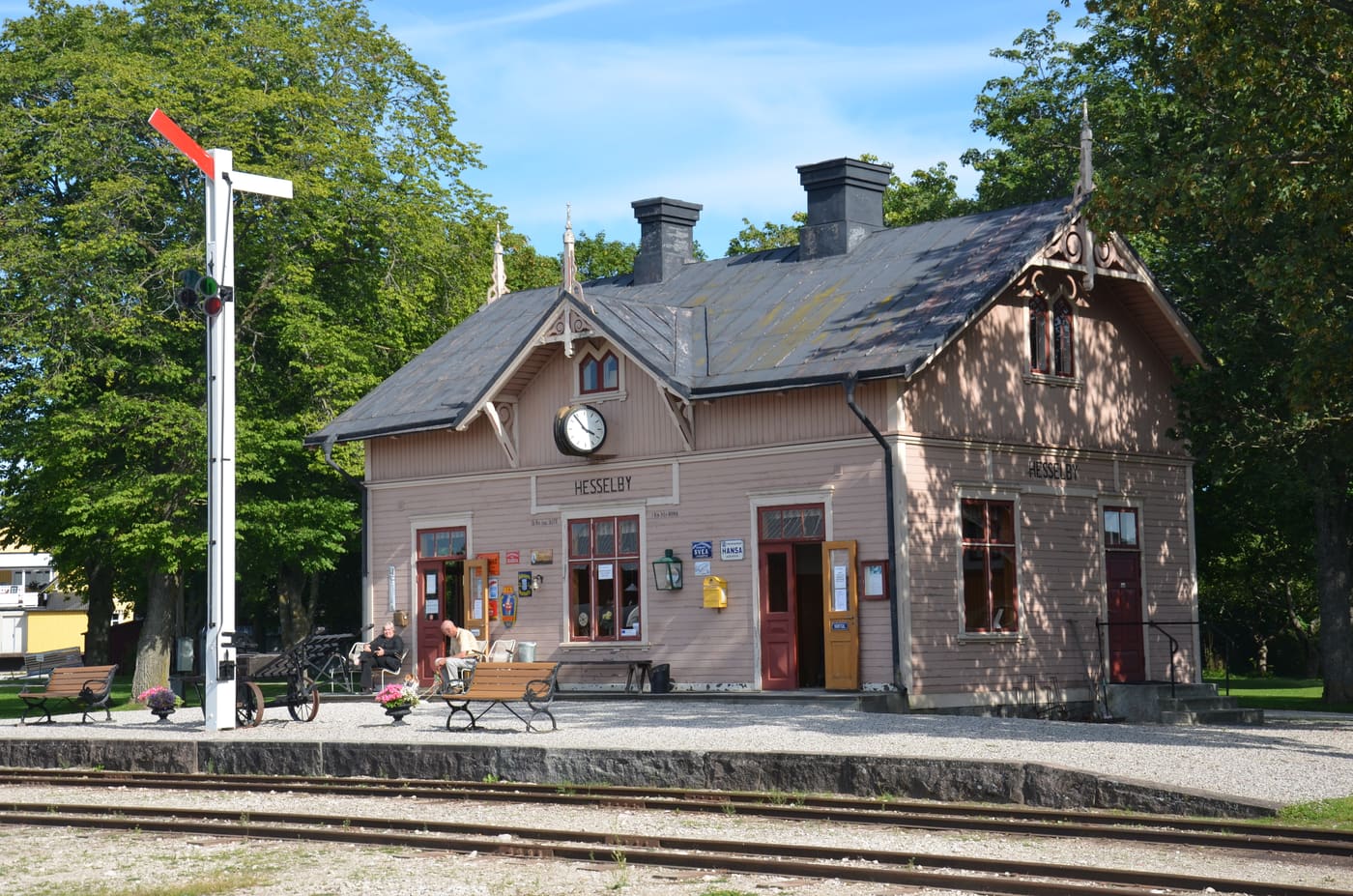 Hesselby och Tule järnvägsstationer