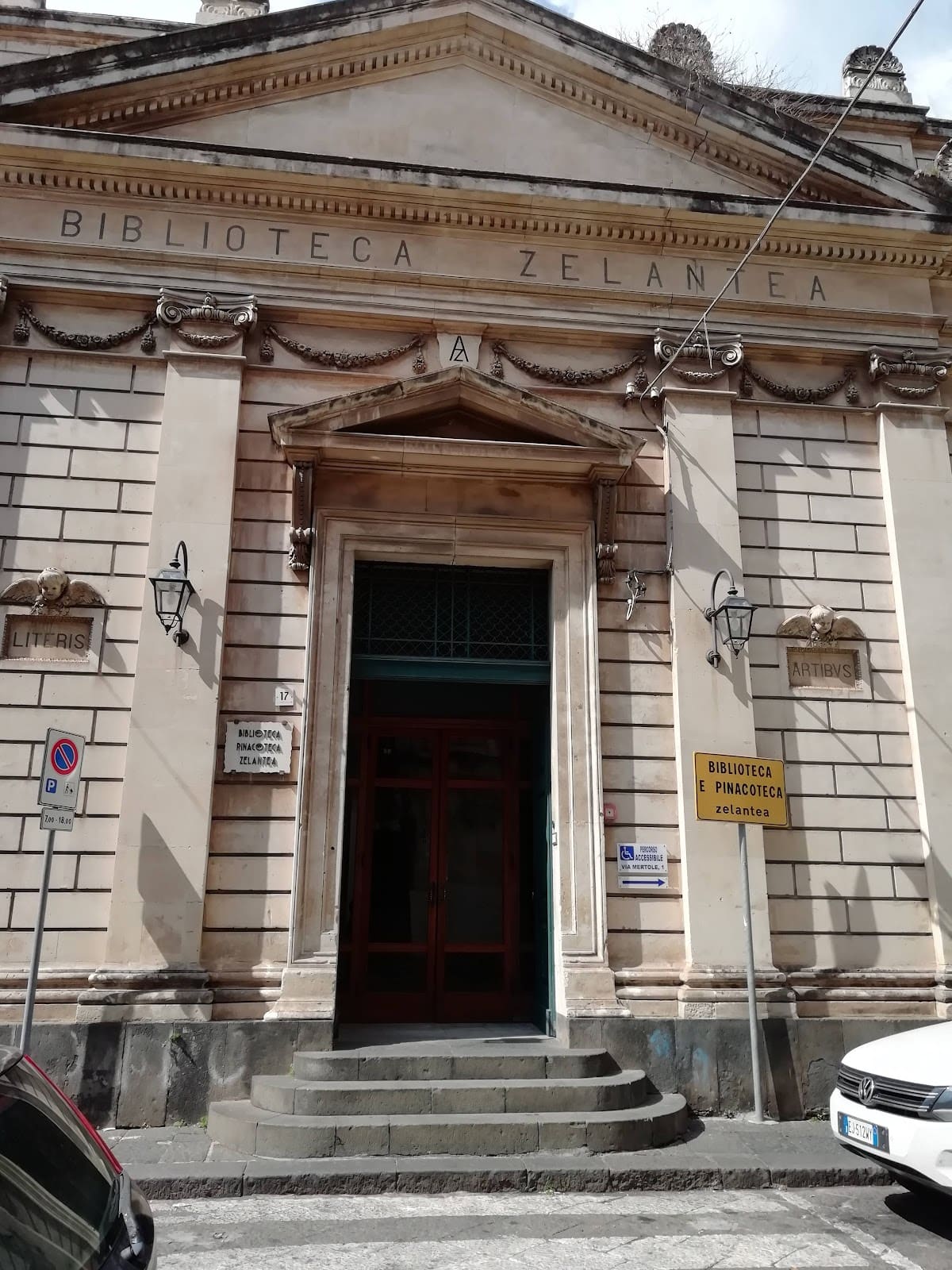 Biblioteca e pinacoteca Zelantea