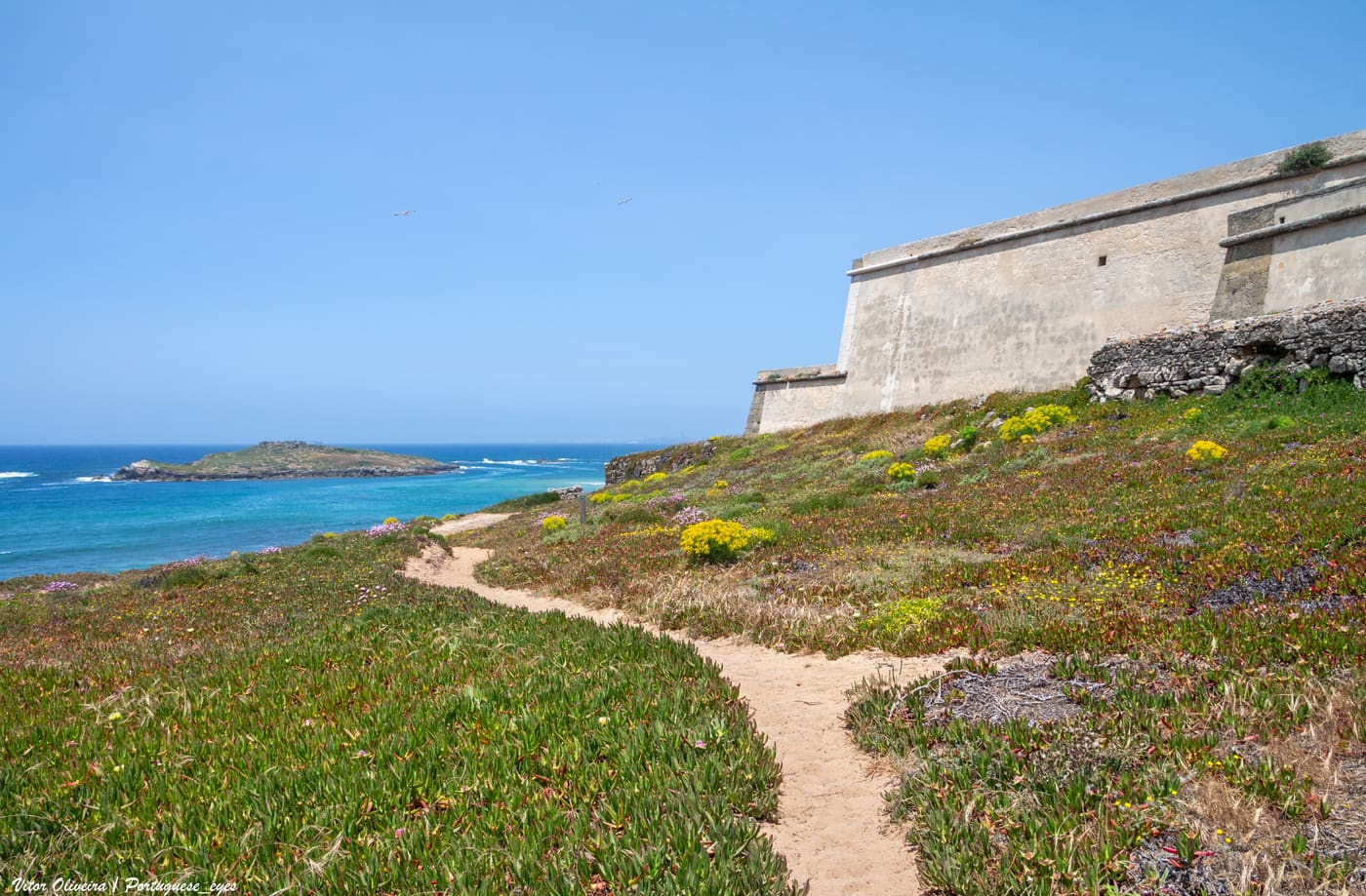 Forte do Pessegueiro, incluindo a ilha do mesmo nome, abrangendo o Forte da Ilha de Dentro