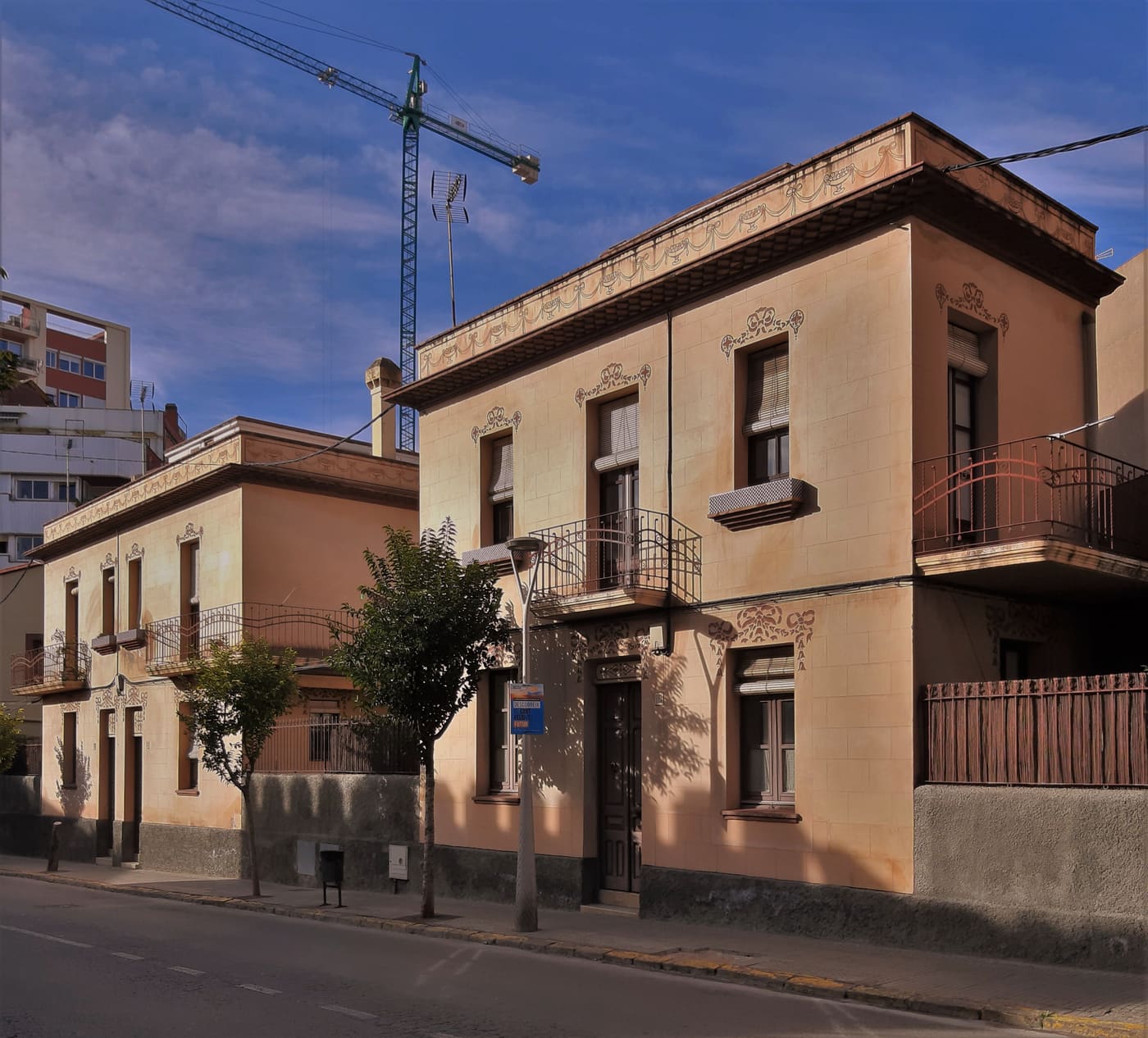 Conjunt d'habitatges de Josefa Serra de Molins al carrer Joan Batllori