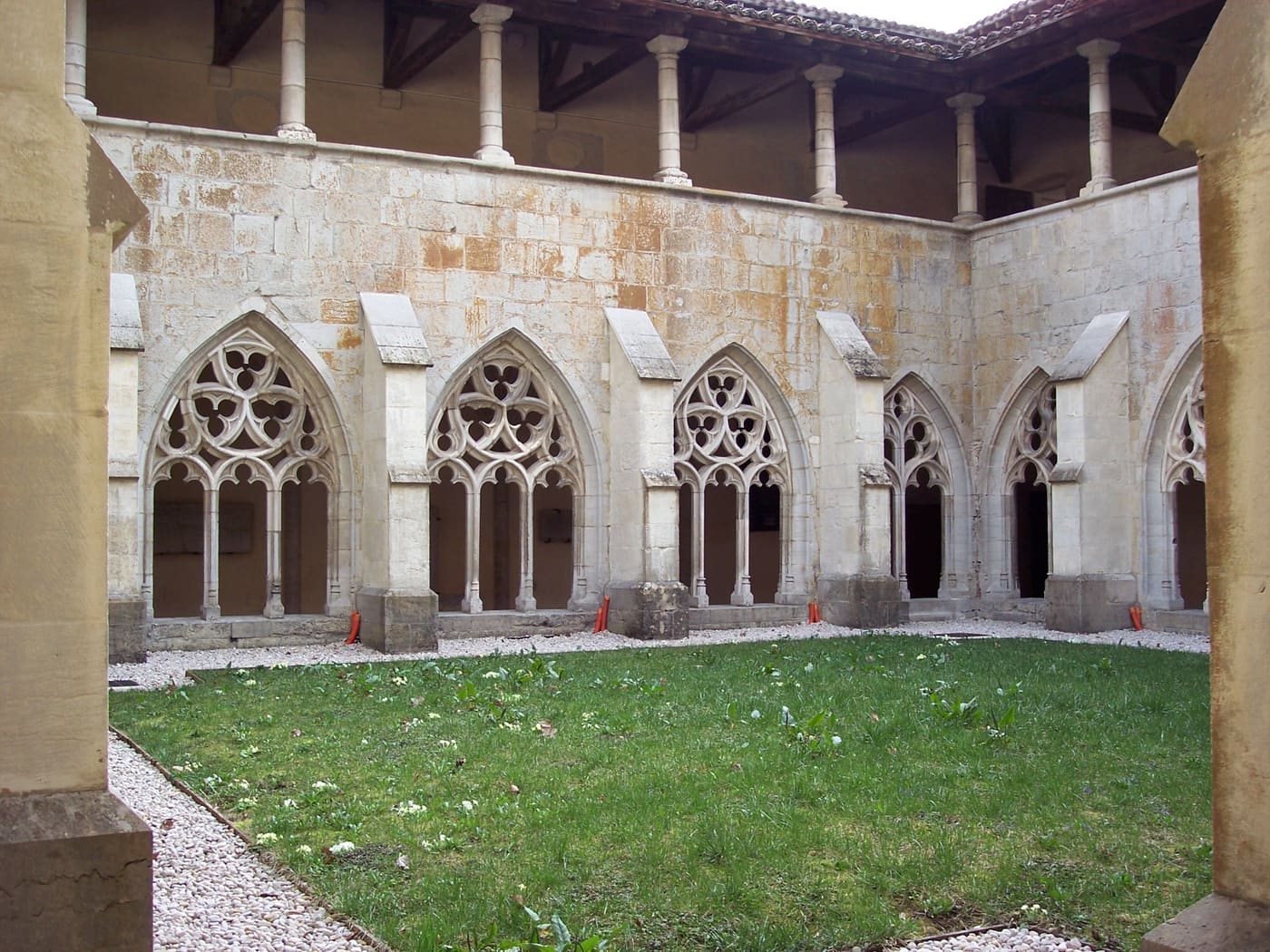 Cloître de l'abbaye Notre-Dame d'Ambronay