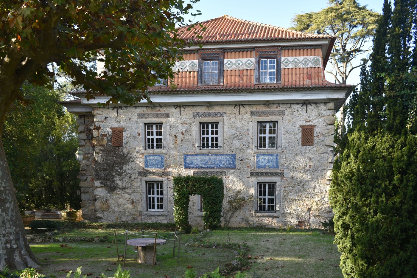 Museu da Cerâmica, antigo Palacete Visconde de Sacavém, e jardim envolvente
