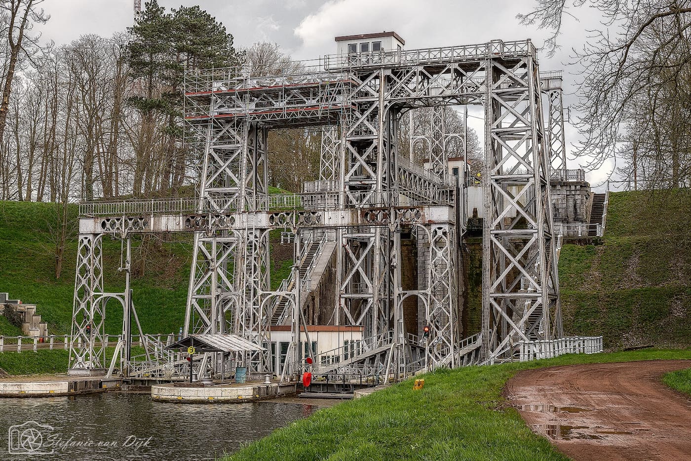 lifts on the old Canal du Centre